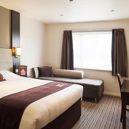 Premier Inn Basingstoke West Экстерьер фото