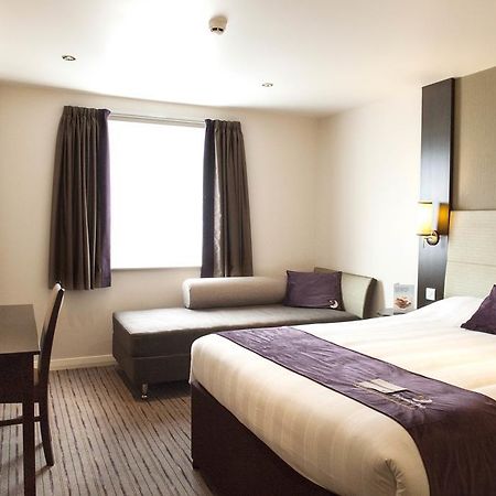 Premier Inn Basingstoke West Экстерьер фото
