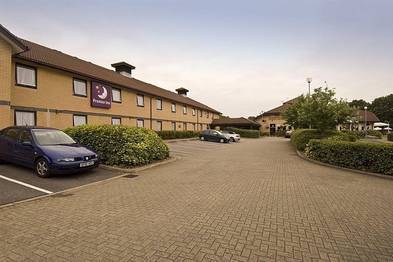 Premier Inn Basingstoke West Экстерьер фото