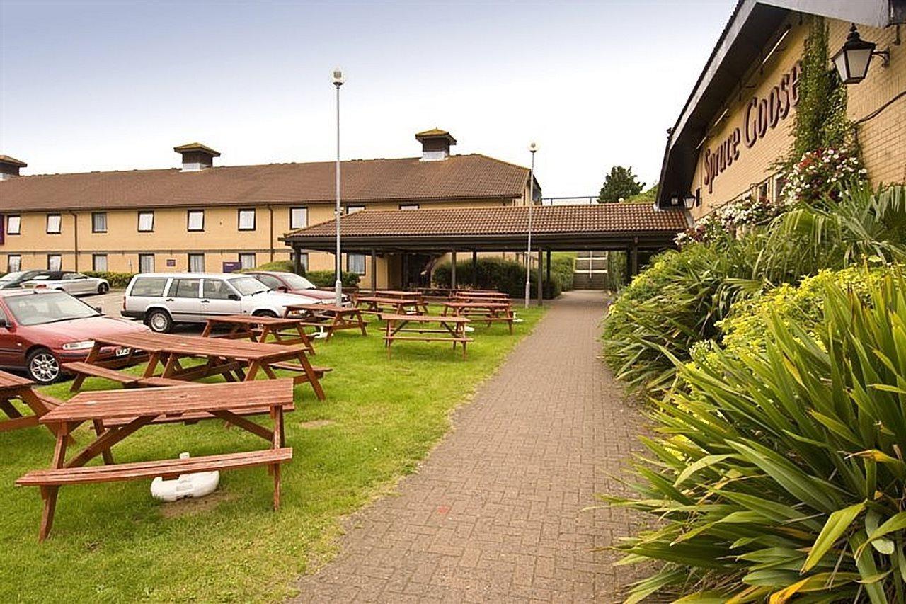 Premier Inn Basingstoke West Экстерьер фото