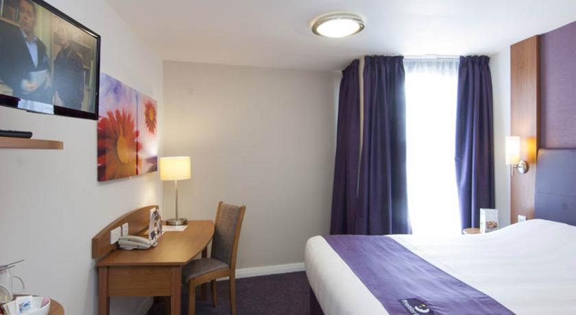 Premier Inn Basingstoke West Номер фото