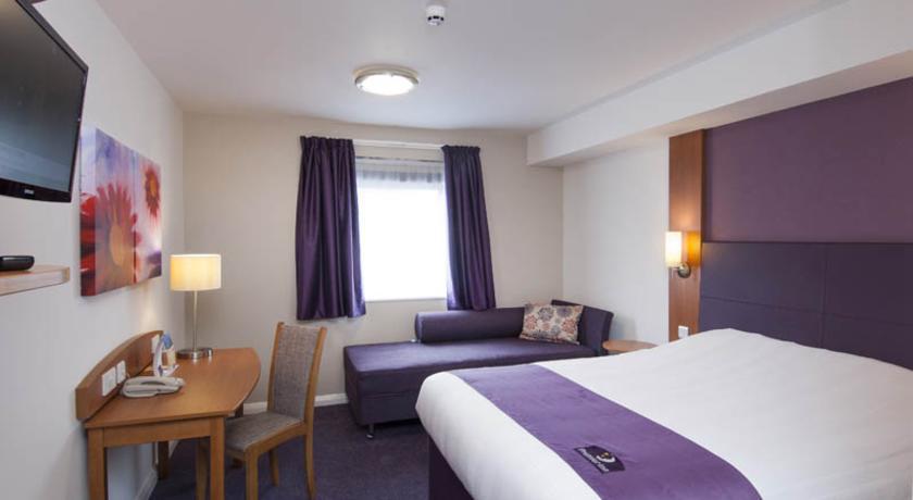 Premier Inn Basingstoke West Номер фото