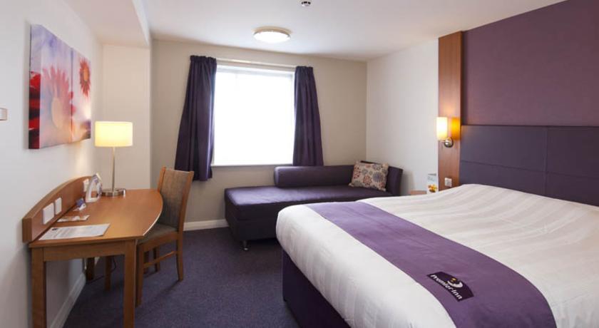 Premier Inn Basingstoke West Экстерьер фото