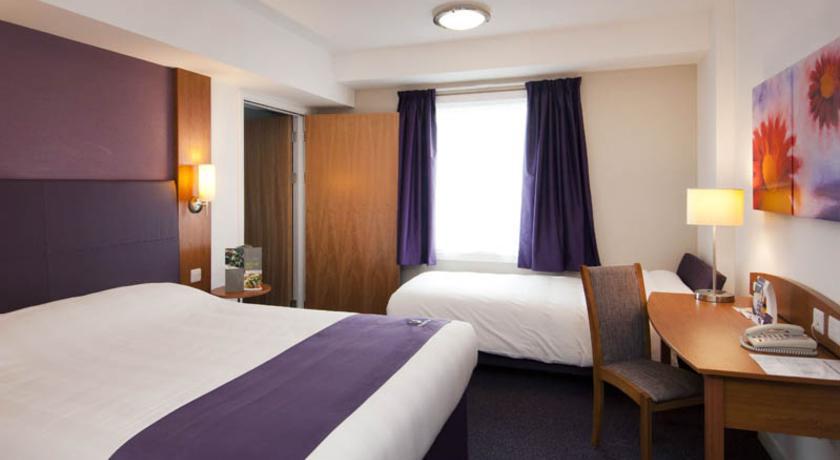 Premier Inn Basingstoke West Номер фото