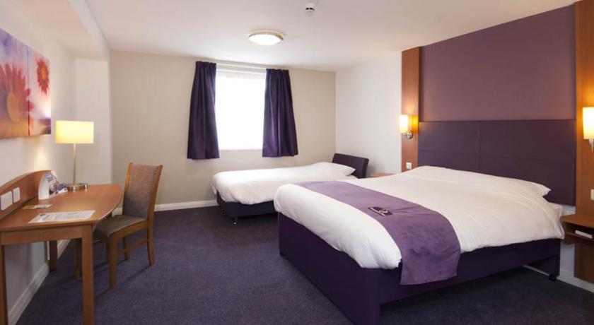 Premier Inn Basingstoke West Номер фото