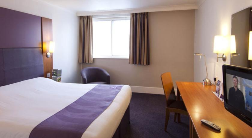 Premier Inn Basingstoke West Экстерьер фото