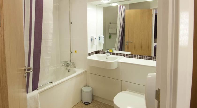 Premier Inn Basingstoke West Номер фото