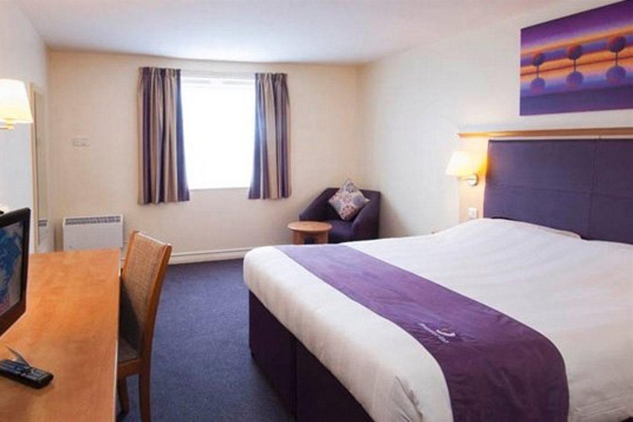 Premier Inn Basingstoke West Экстерьер фото