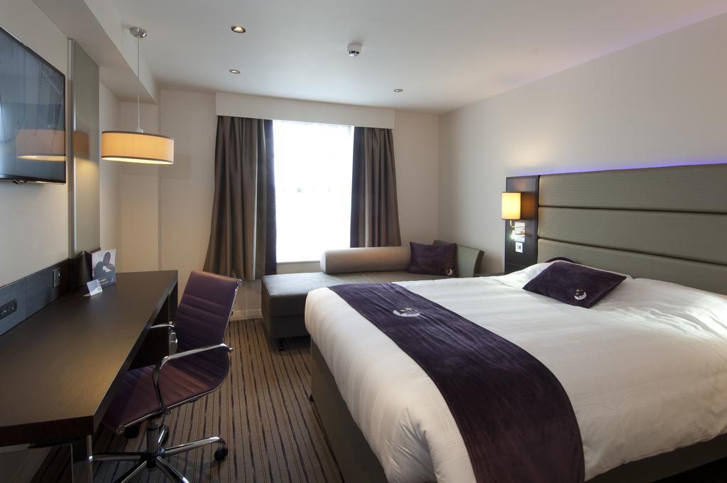 Premier Inn Basingstoke West Экстерьер фото