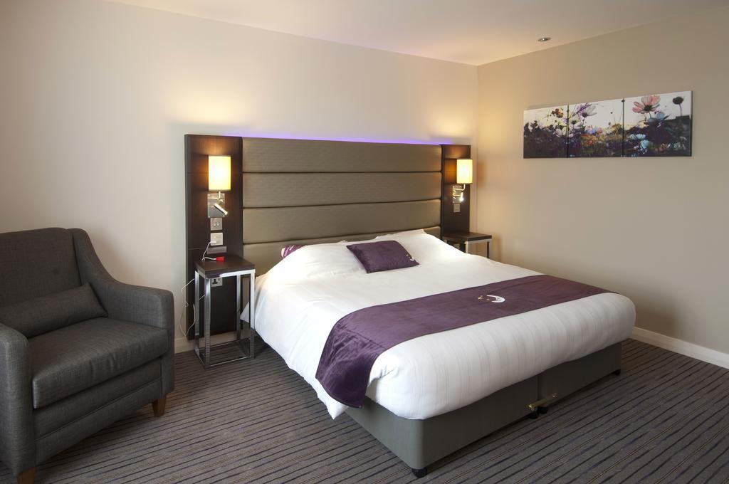 Premier Inn Basingstoke West Экстерьер фото