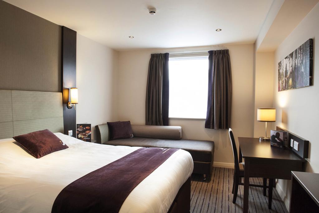 Premier Inn Basingstoke West Экстерьер фото