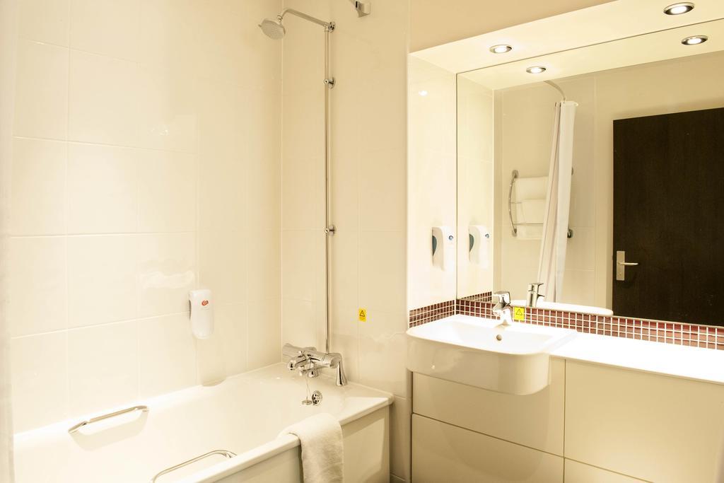 Premier Inn Basingstoke West Экстерьер фото