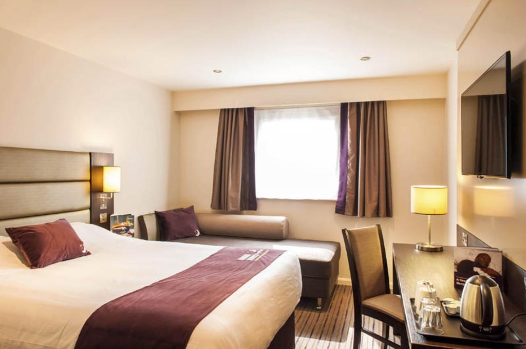 Premier Inn Basingstoke West Экстерьер фото