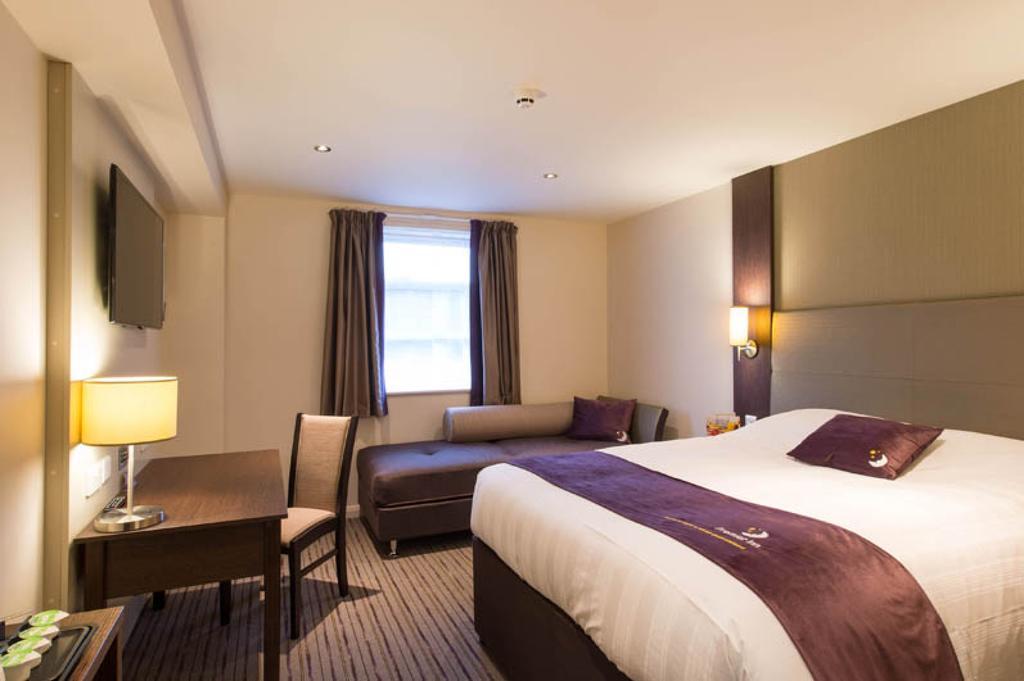 Premier Inn Basingstoke West Экстерьер фото