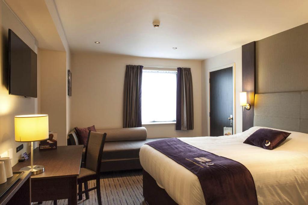 Premier Inn Basingstoke West Экстерьер фото