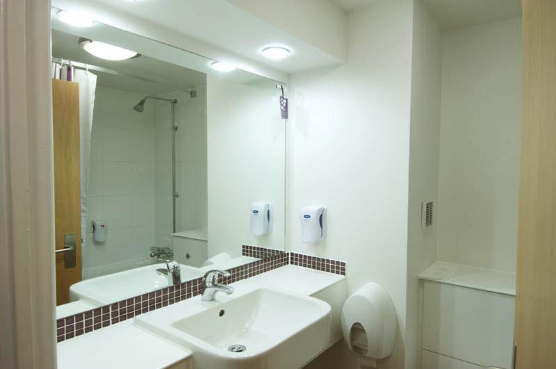 Premier Inn Basingstoke West Экстерьер фото