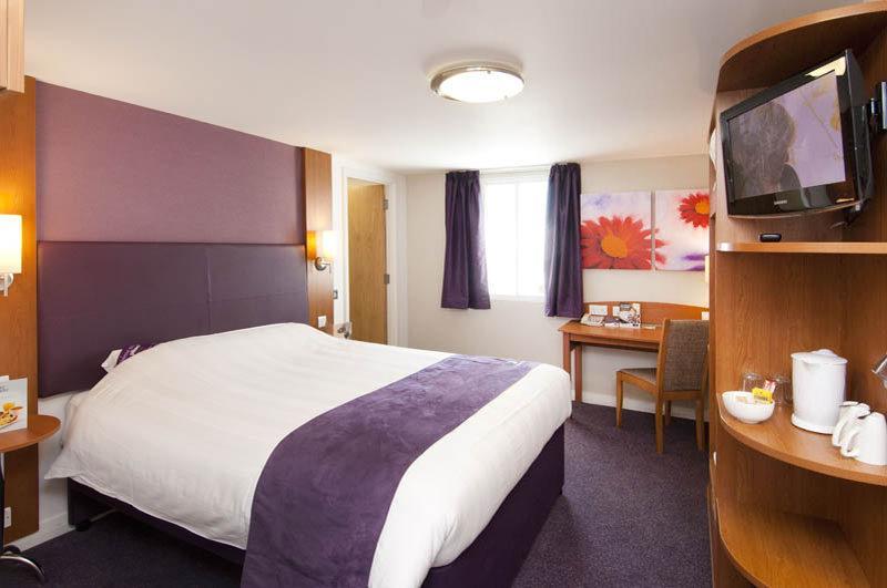 Premier Inn Basingstoke West Экстерьер фото