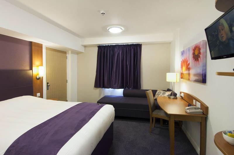 Premier Inn Basingstoke West Экстерьер фото